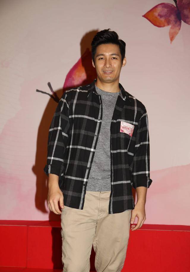 35岁香港先生被曝财困节衣缩食过活:靠自己_翟威廉