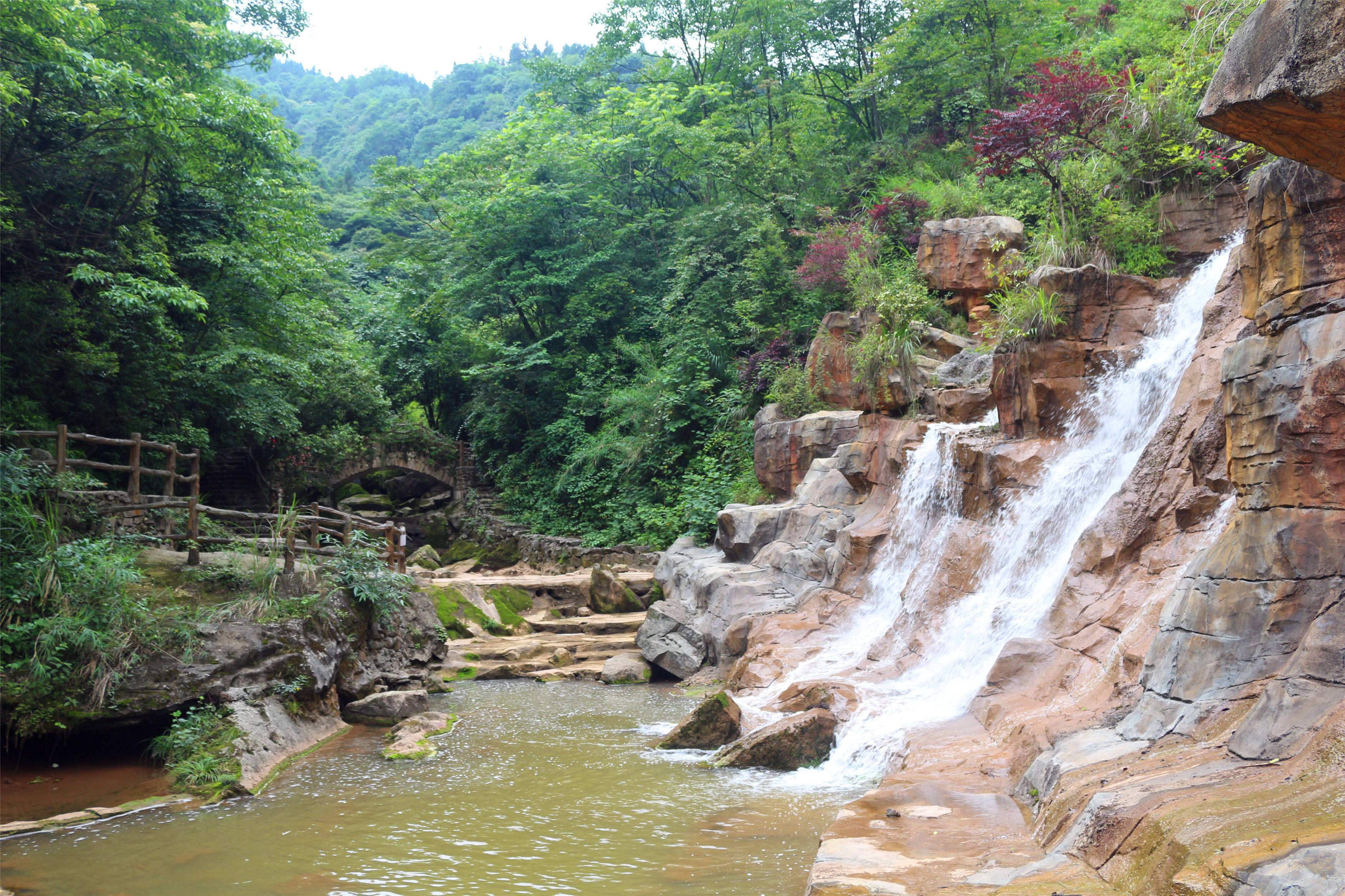 青山彩林,潭溪潺潺天罡轉運洞,是南寶山溶洞清修的一道風景,整個景觀