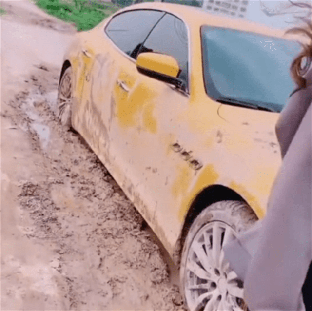 玛莎拉蒂陷泥地,现场女车主还让孩子车上玩泥巴,可谓有钱任性