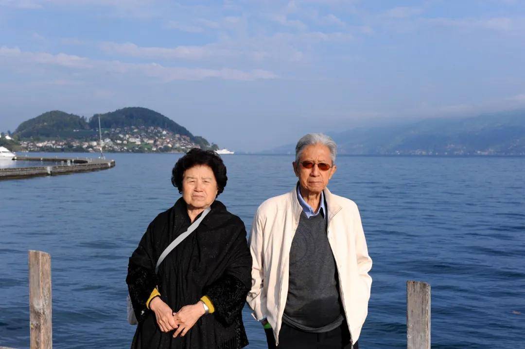 两位老人的合影,其实不是我父母的组合,是我父亲和姑姑,兄妹俩,当时我