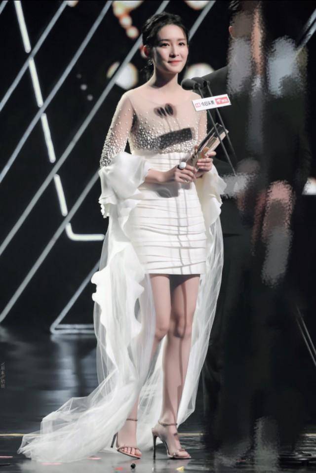 甜美女神李沁再次挑战轻熟混搭可爱风恨天高穿在李沁小脚上太精致