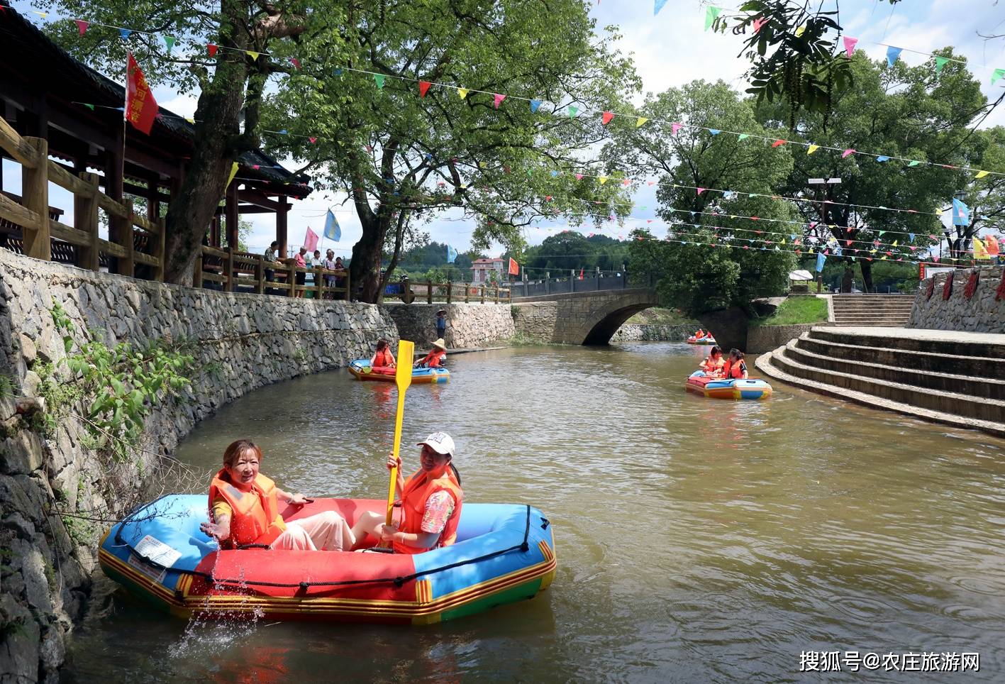 近日,江西宜春宜丰县芳溪镇庙前村下河湾"慢"漂流区,游客在游船上"
