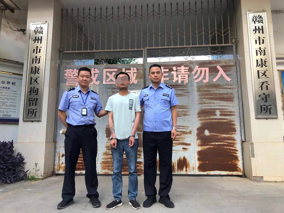 南康文化广场惊现色狼夜间向女性伸出咸猪手