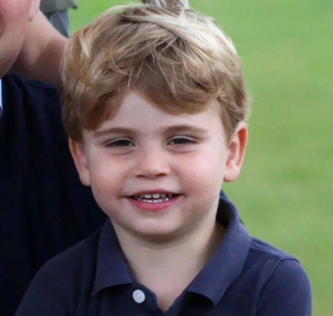 阿奇·哈里森是哈里王子与梅根的儿子,他与路易小王子是堂兄弟关系