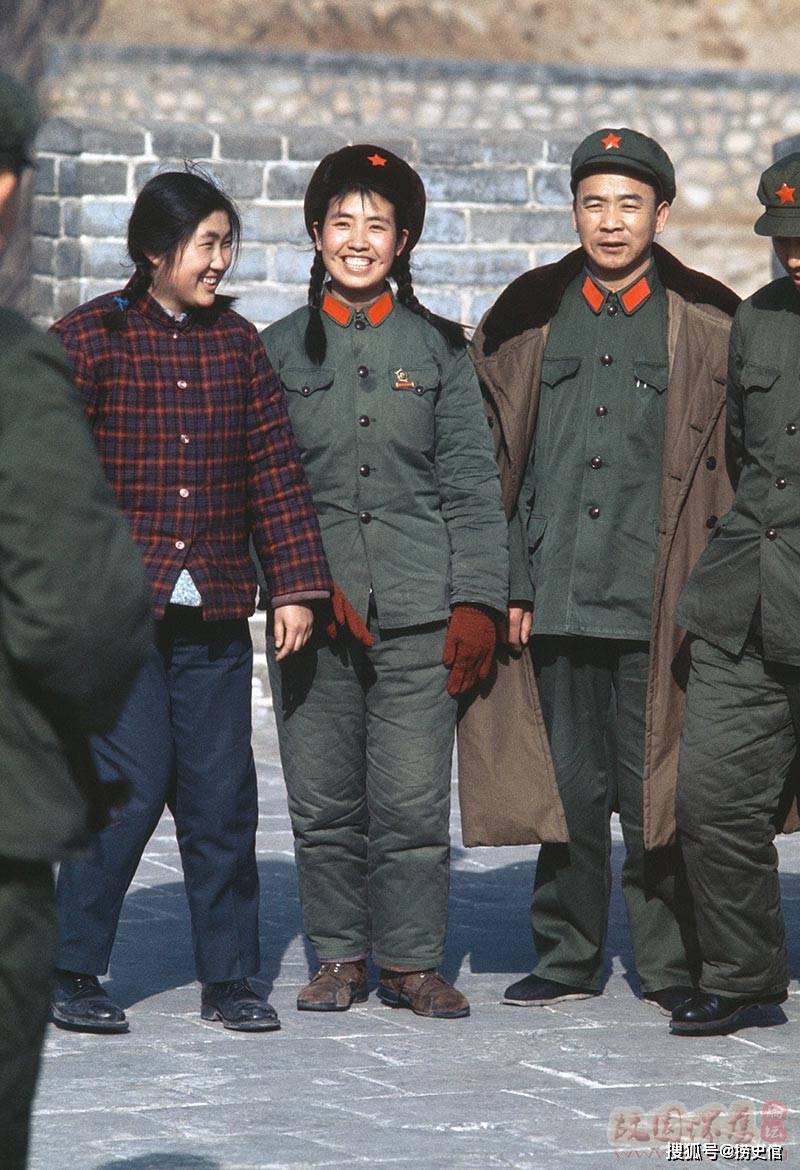 老照片:1973年的中国,街上一片"灰蓝黄"