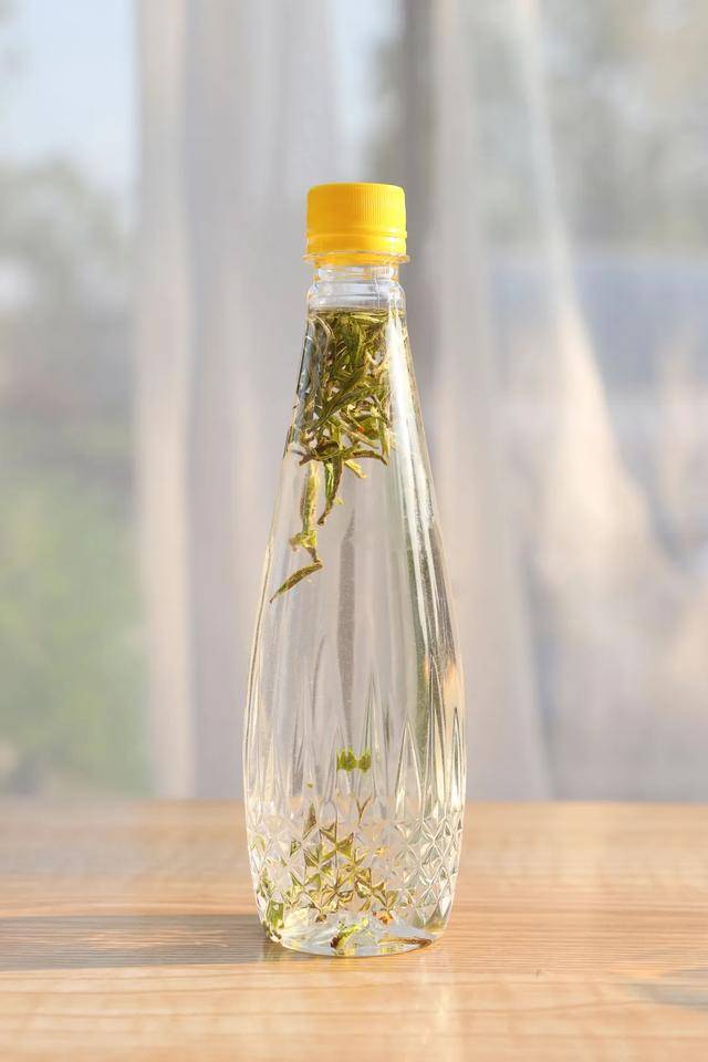 用什么水泡茶更好喝?白茶适合用100度的开水泡吗?|吾雨茶课堂