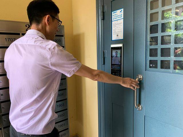 不仅仅是小区大门,小区内的每一栋单元门前也都安装了人脸识别系统