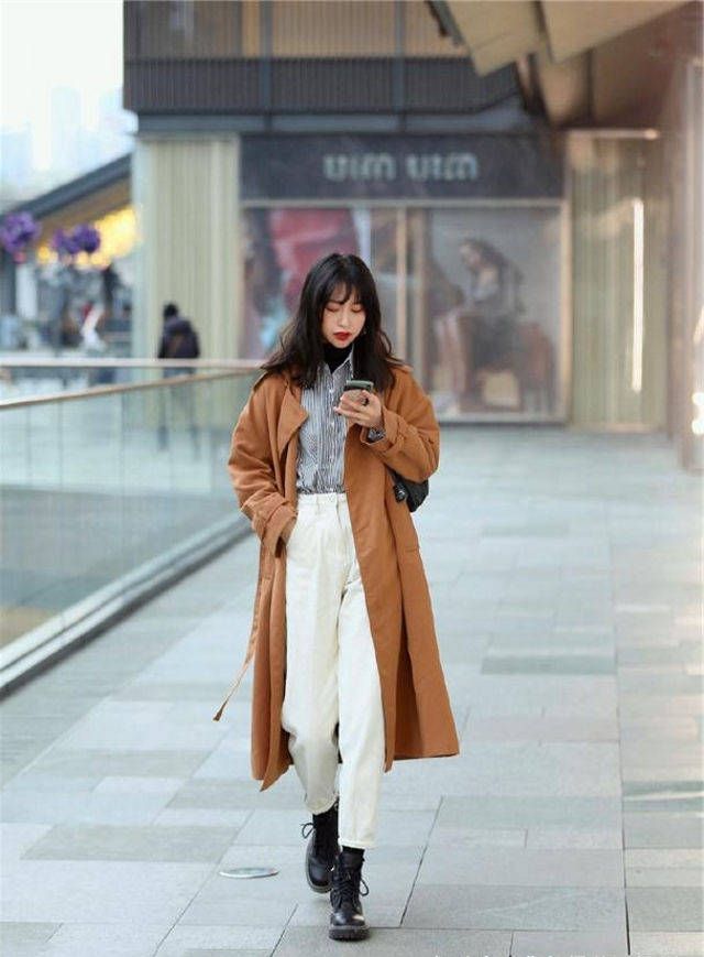 原创街拍美女选择了一件白色的短款打底衫展现清新的美感