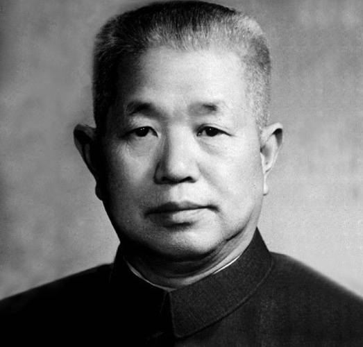 不过,有一位没有授衔的将军,却是正宗的大学艺术生,名叫黄镇.