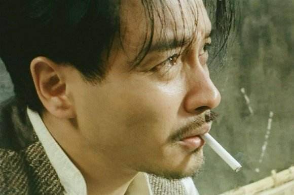 众所周知的有胡歌,黄渤等演员,王菲,陈奕迅等人也抽烟,但是并不影响