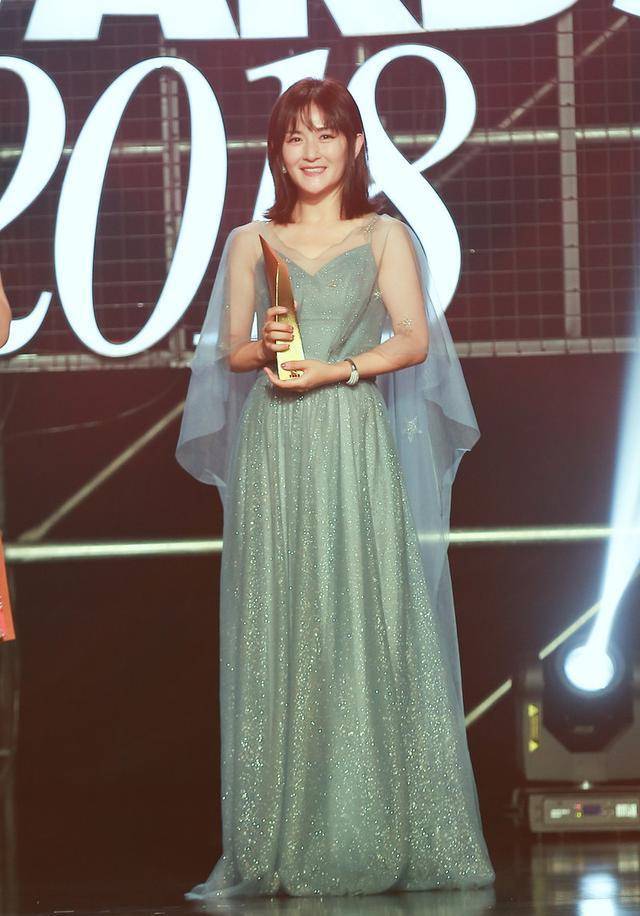 当妈之后的谢娜真是太会穿吊带晚礼服尽显优雅成熟气质更迷人