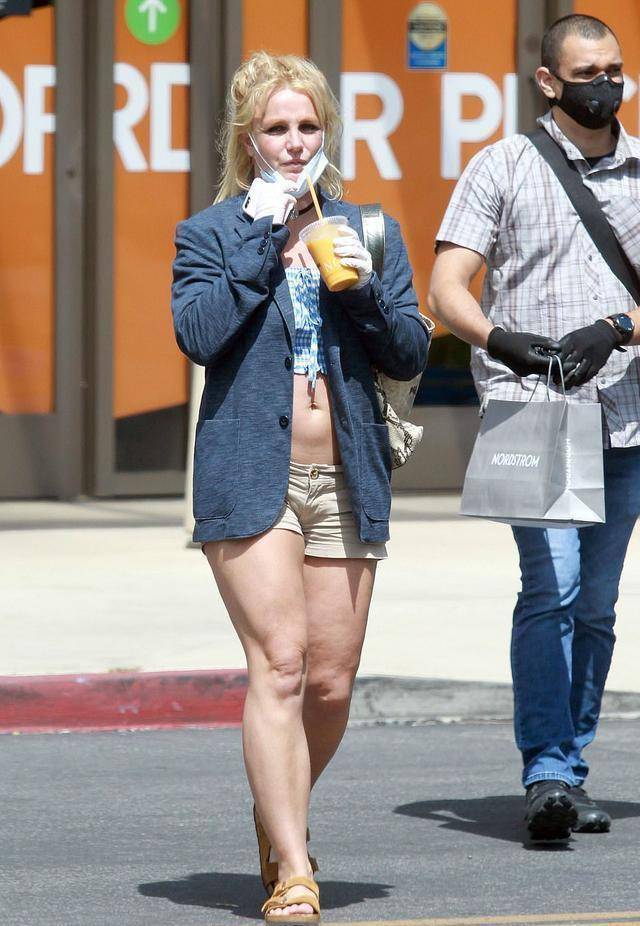 原创小甜甜布兰妮胖到不自信晒180斤泳装照p变形小12岁男友太壮硕