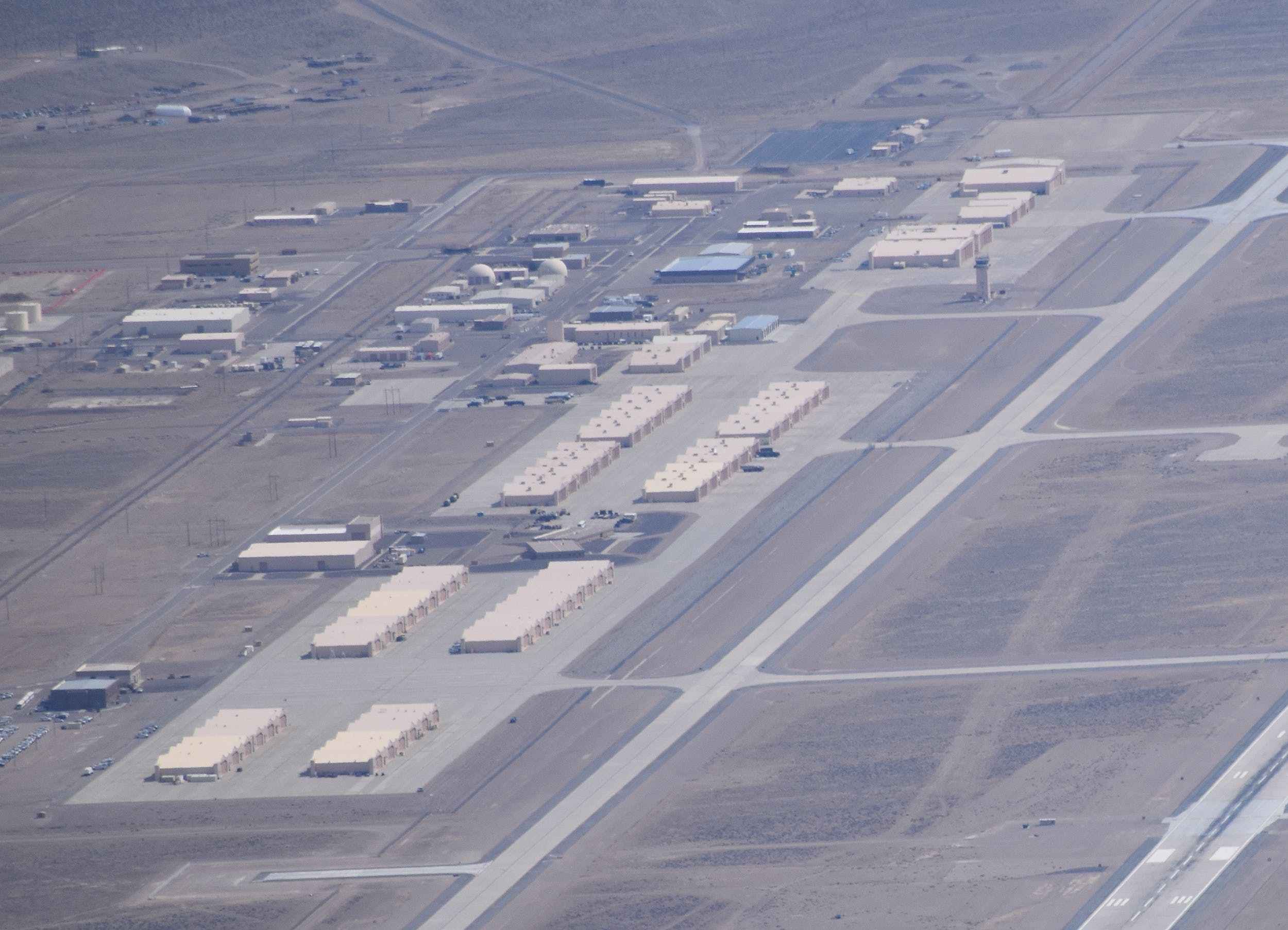 美国飞行员胆大包天,驾机擅闯51区不说,还拍下间谍飞机老巢_机场