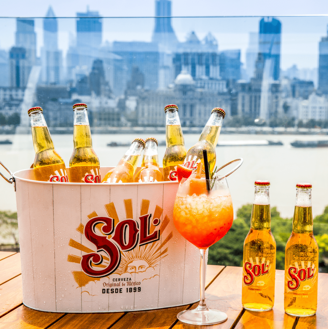 一共4款特调鸡尾酒,每款都搭配了一支可可爱爱的sol啤酒棒冰,你可以