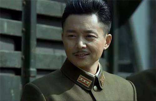 《伪装者》王天风来上海为什么要抢于曼丽棒棒糖,还舔得那么恶心!