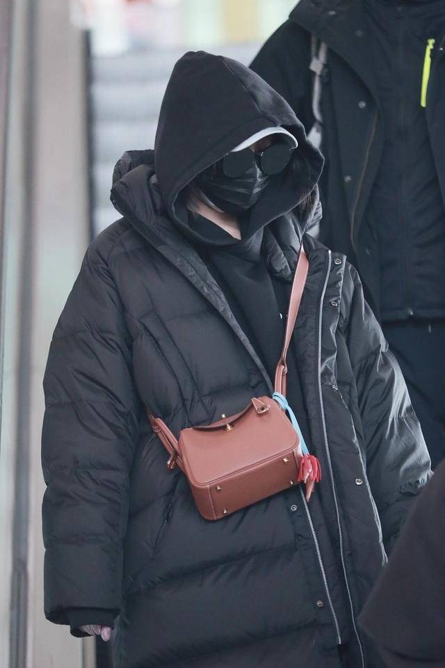 原创关晓彤太低调了,全副武装捂得很严实,外套下双腿依旧很纤细