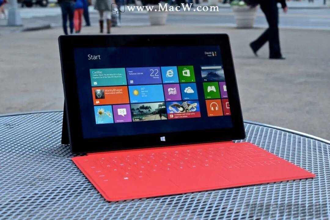 设计的 windows rt 的操作系统,并且亲自下场造硬件,微软的第一款平板