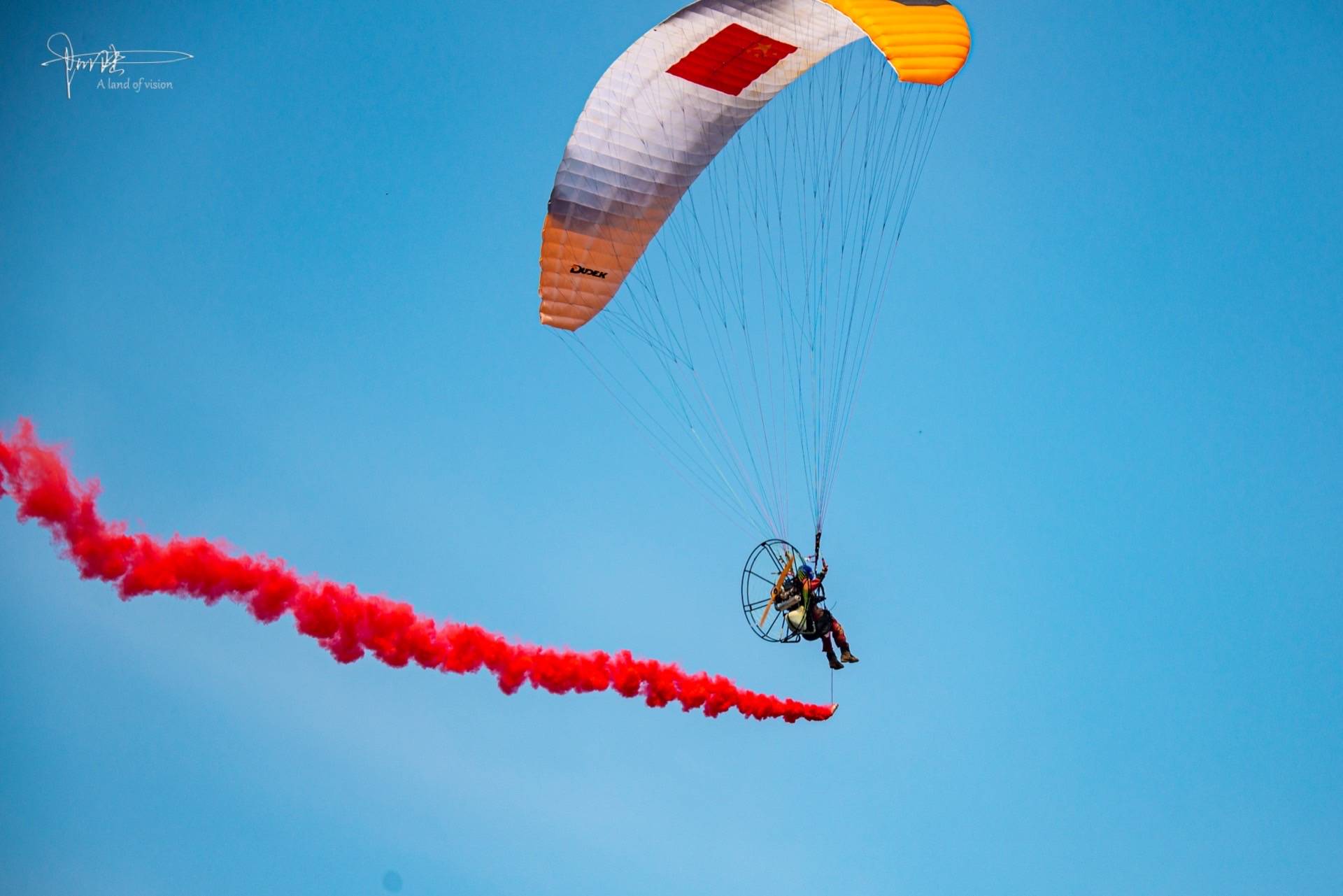 千岛湖秀水节上的动力伞表演