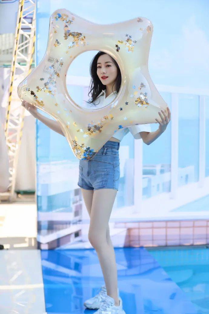 原创韩雪这造型太清凉了!牛仔短裤反穿配露脐白衬衫,纤纤细腰真绝了