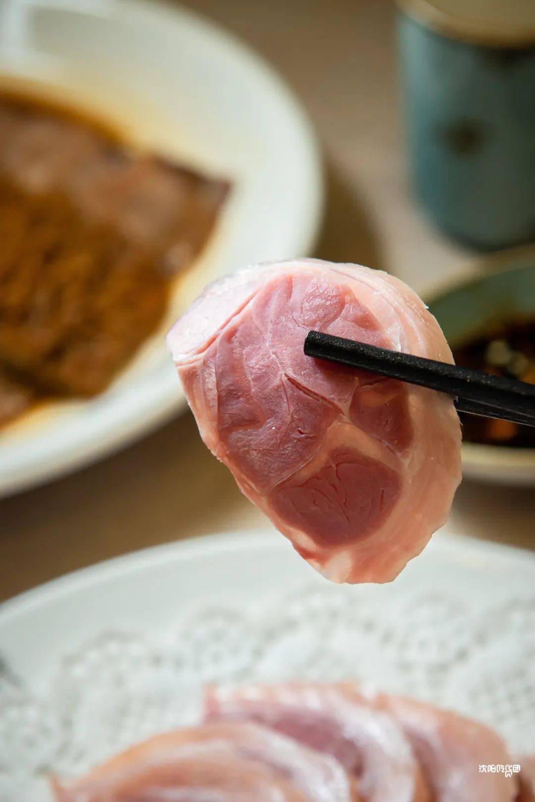 无骨无杂质,皮脆肉嫩.比之于普通猪蹄, 油脂更少,胶质更纯.