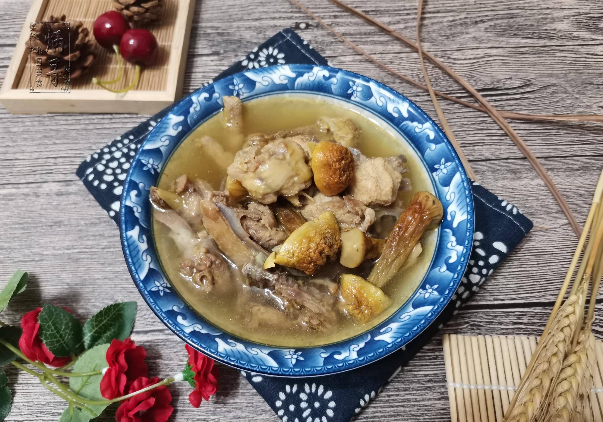 所需食材: 巴西菇,鸡肉,大蒜,食用油,盐,白酒