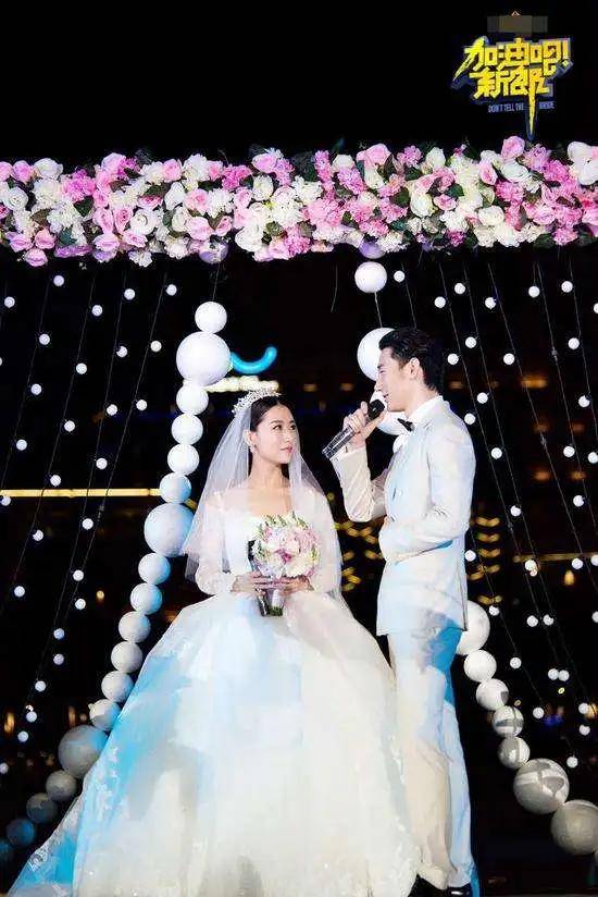 之后,他们在商丘华驰粤海酒店举办了盛大的结婚典礼.
