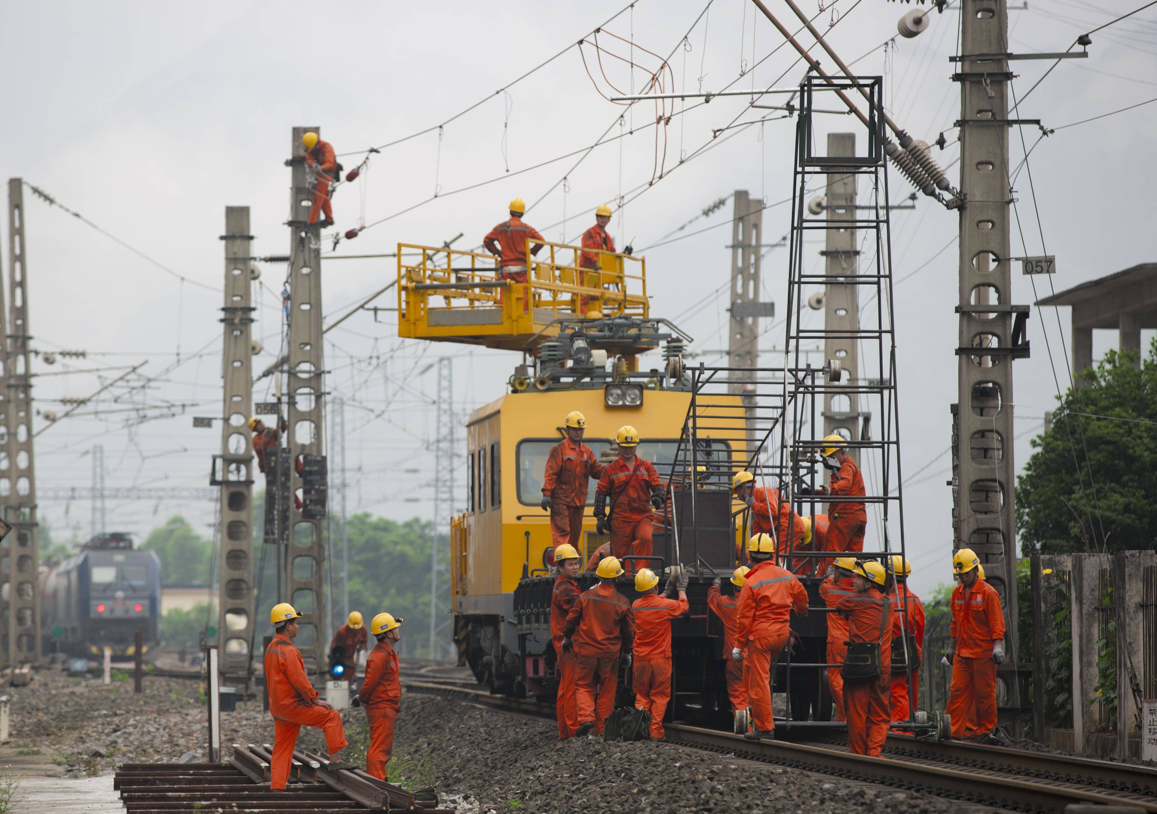 中铁五局电务城通公司南昆线百色至威舍段顺利完成接触网大修主体工程