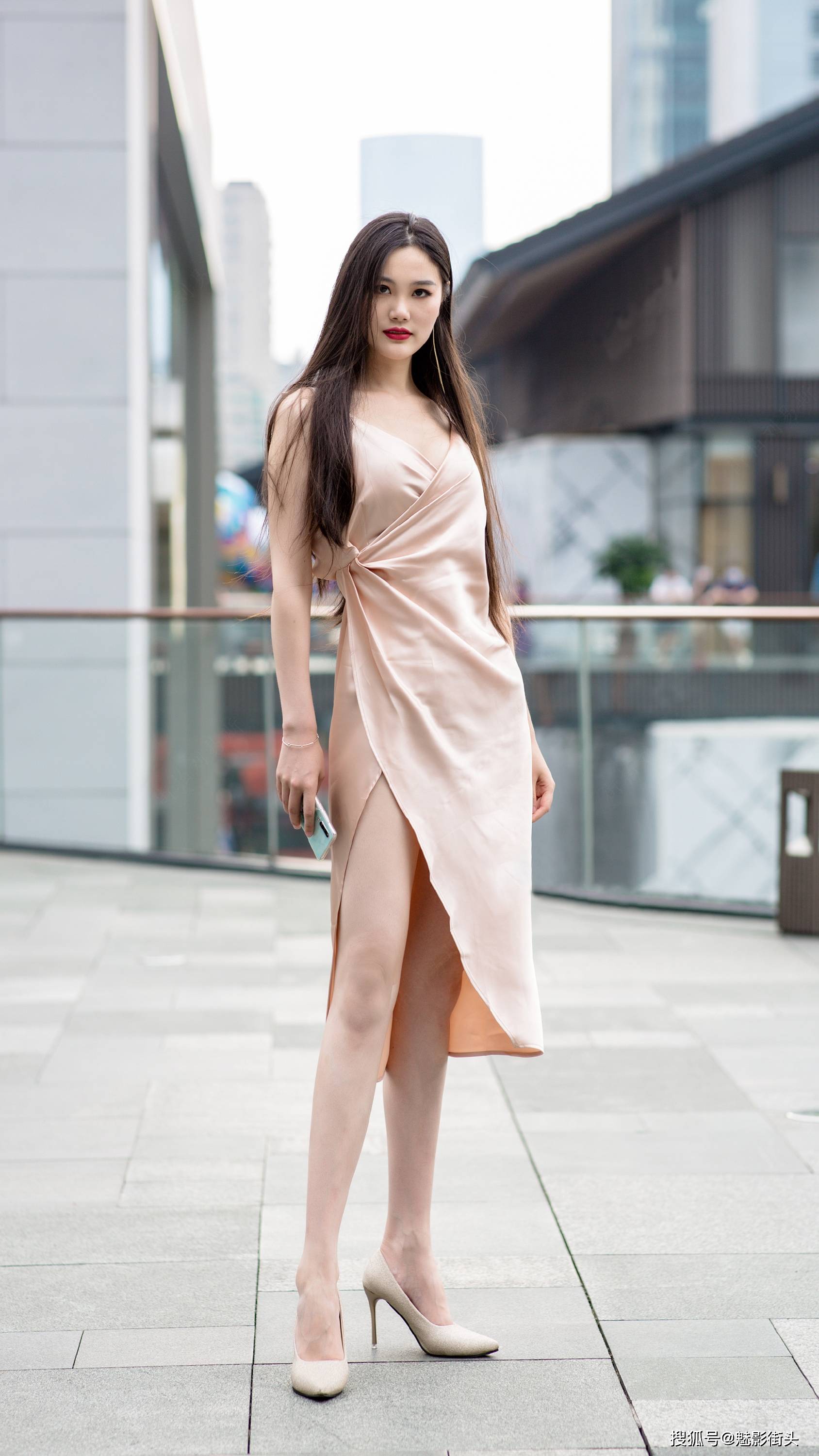 三十岁的女人别再穿小白鞋了,多穿高跟鞋,让你高挑轻盈有气质