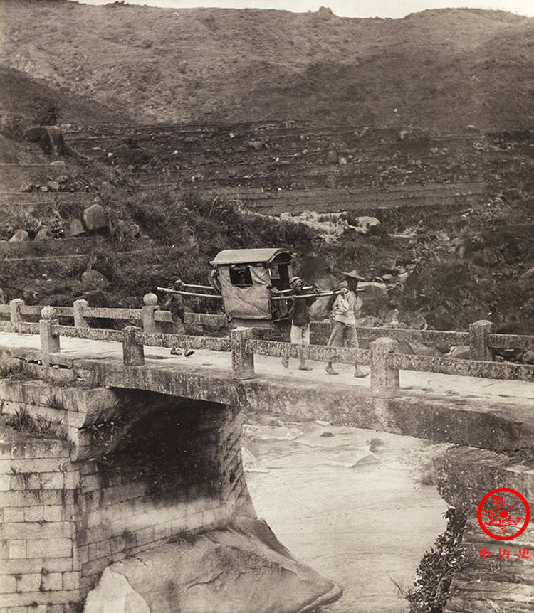 永春山谷裡,轎伕抬轎子過橋.