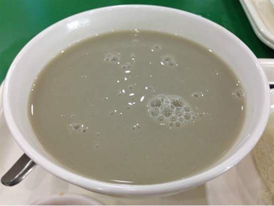 根据从北京旅游回来的小伙伴分享,这 豆汁味道馊馊臭臭的,跟咱们的