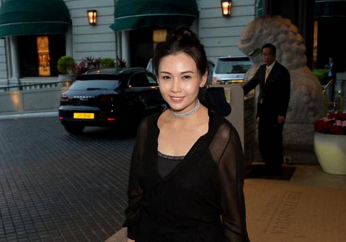 原创52岁邱淑贞不服老,穿黑裙优雅,扎丸子头减龄,气质比从前不减