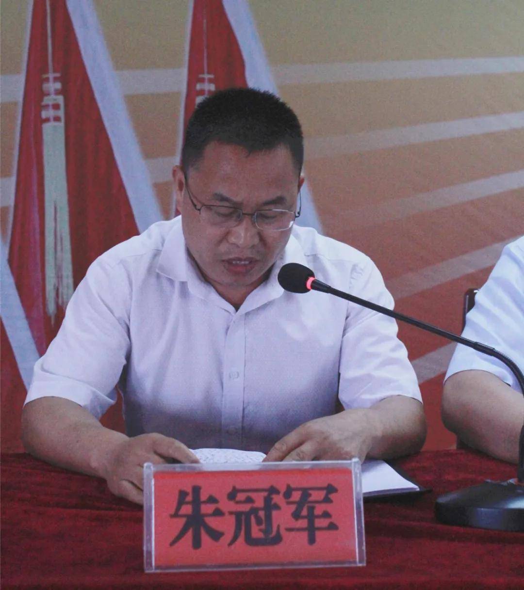 针对高二学生的特点,高二年级主任朱冠军强调.