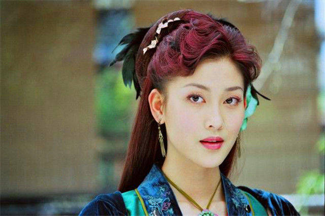 看到这里大家以为她就演过这不电视,其实李彩桦出道多年,甚至主演过