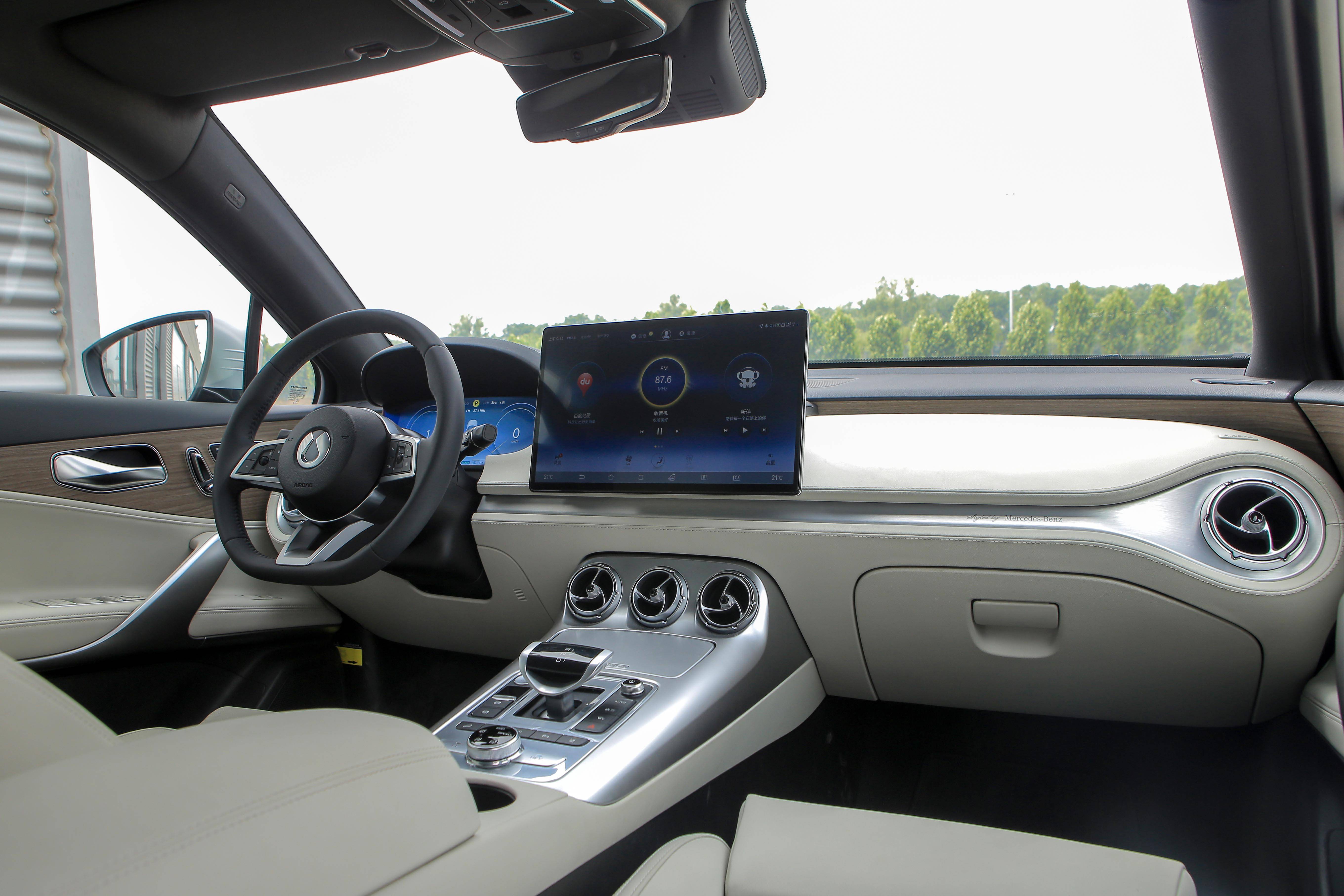 腾势x的内饰设计由梅赛德斯-奔驰主导,所以一眼可见很多设计元(参数