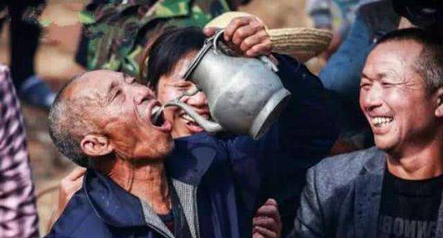 原创中国最能喝酒的省份,连东北人都喝不过他们,白酒销量全国之首!