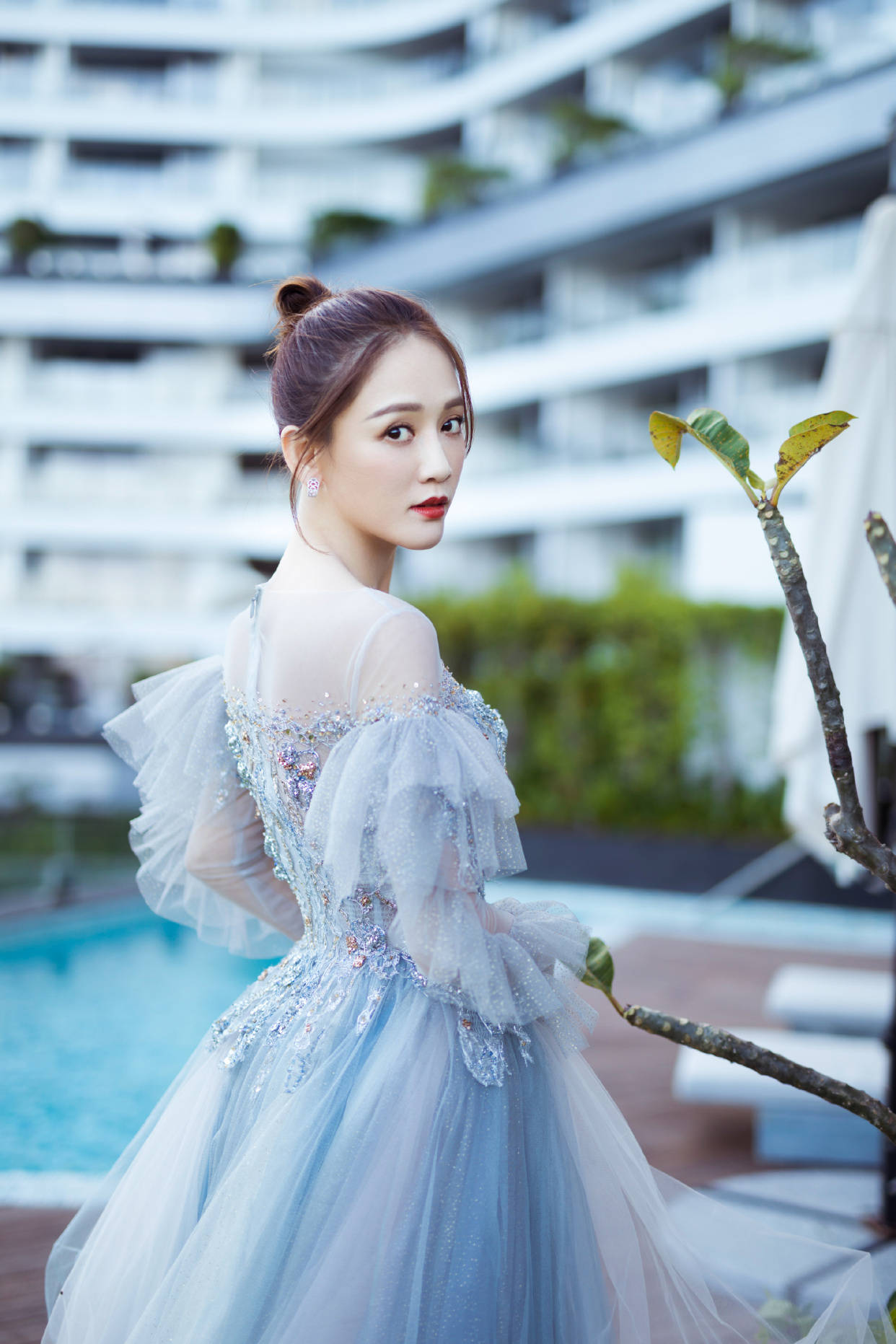 本来就是很直爽可爱的陈乔恩,恋爱起来整个人看起来都变得柔和很多,也