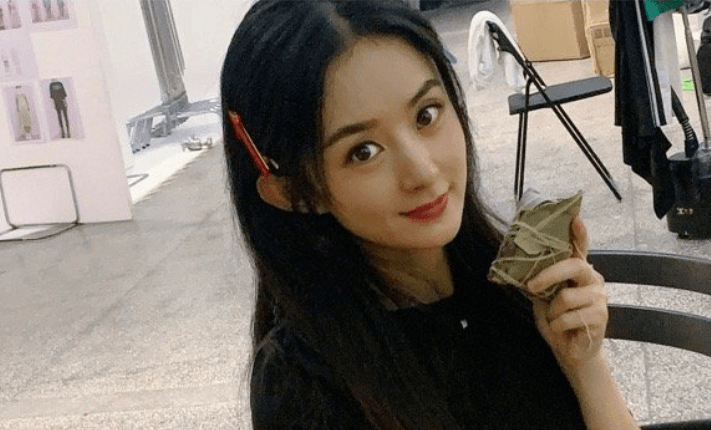 赵丽颖晒自拍笑容甜美,被造型师偷拍下全过程,网友:感觉好路人_穆建明