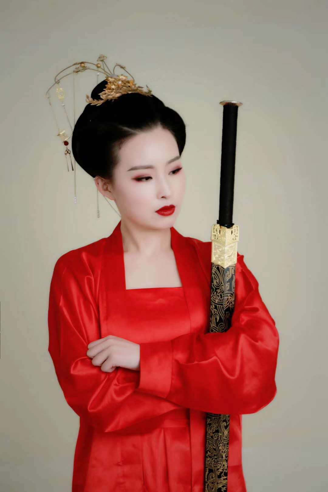 演员王宇古装写真图集 手持长剑尽显女侠柔情