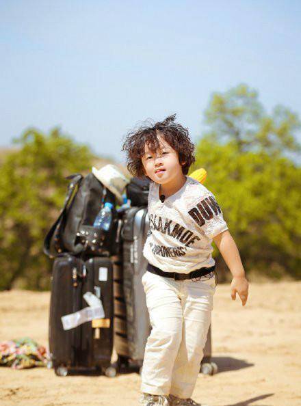 原创拳王邹市明大儿子变样了!身材比老爸壮实,没了卷发太像冉莹颖