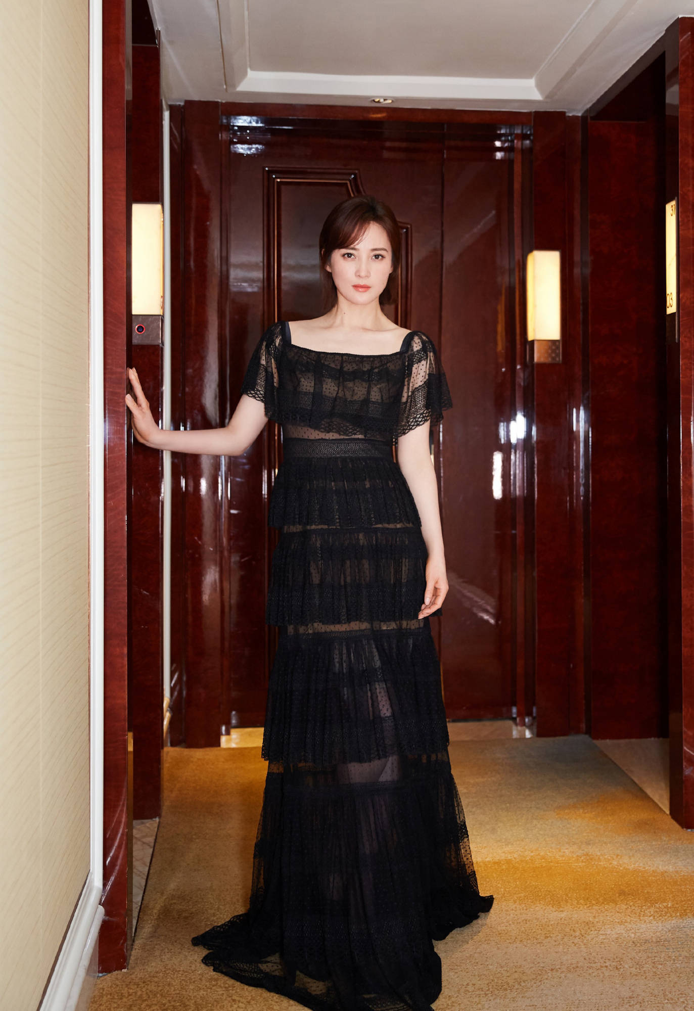 原创45岁蒋勤勤最新时尚造型,黑色皮衣潇洒帅气,逆生长令人羡慕