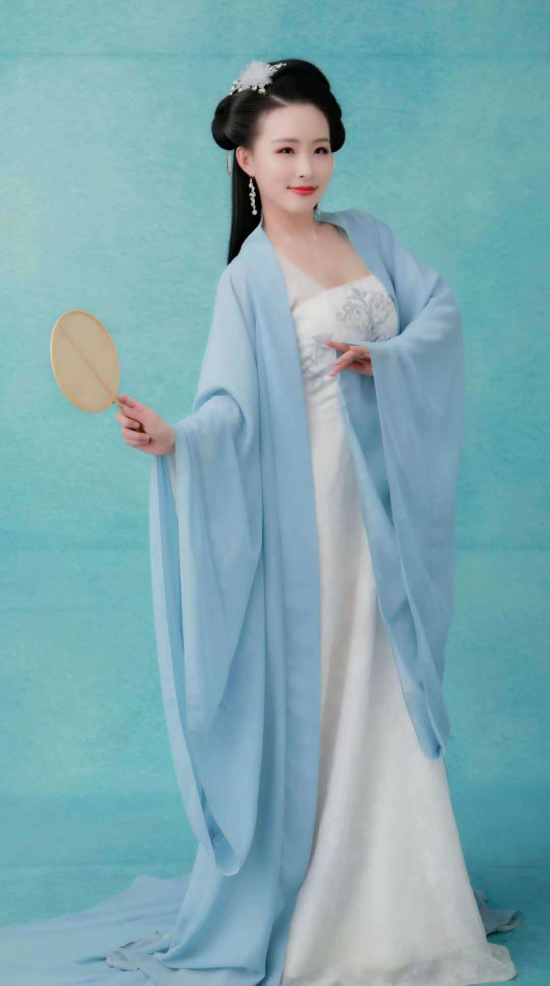 演员王宇古装写真图集 手持长剑尽显女侠柔情