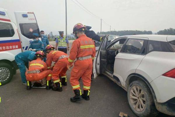 河南省卢氏县四单位联合举行道路交通事故应急救援处置演练