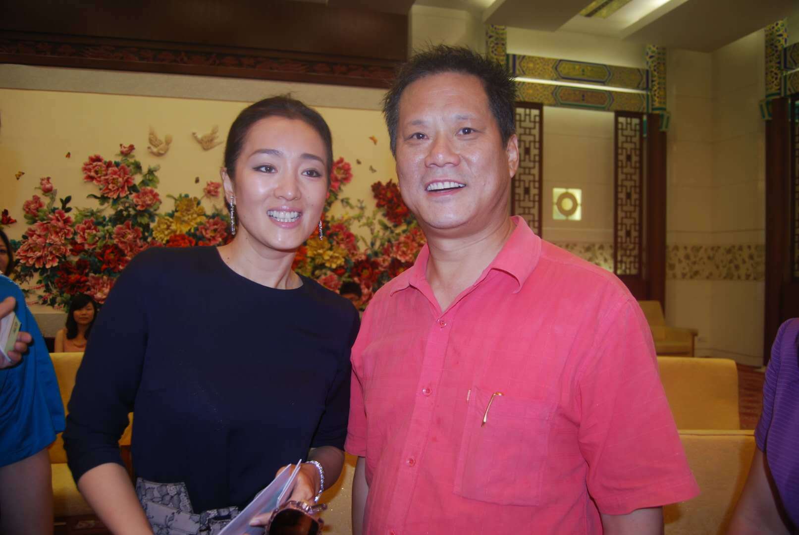 华夏艺媒北京国际文化中心《名人访谈》携手央视资深主持人康舰关注