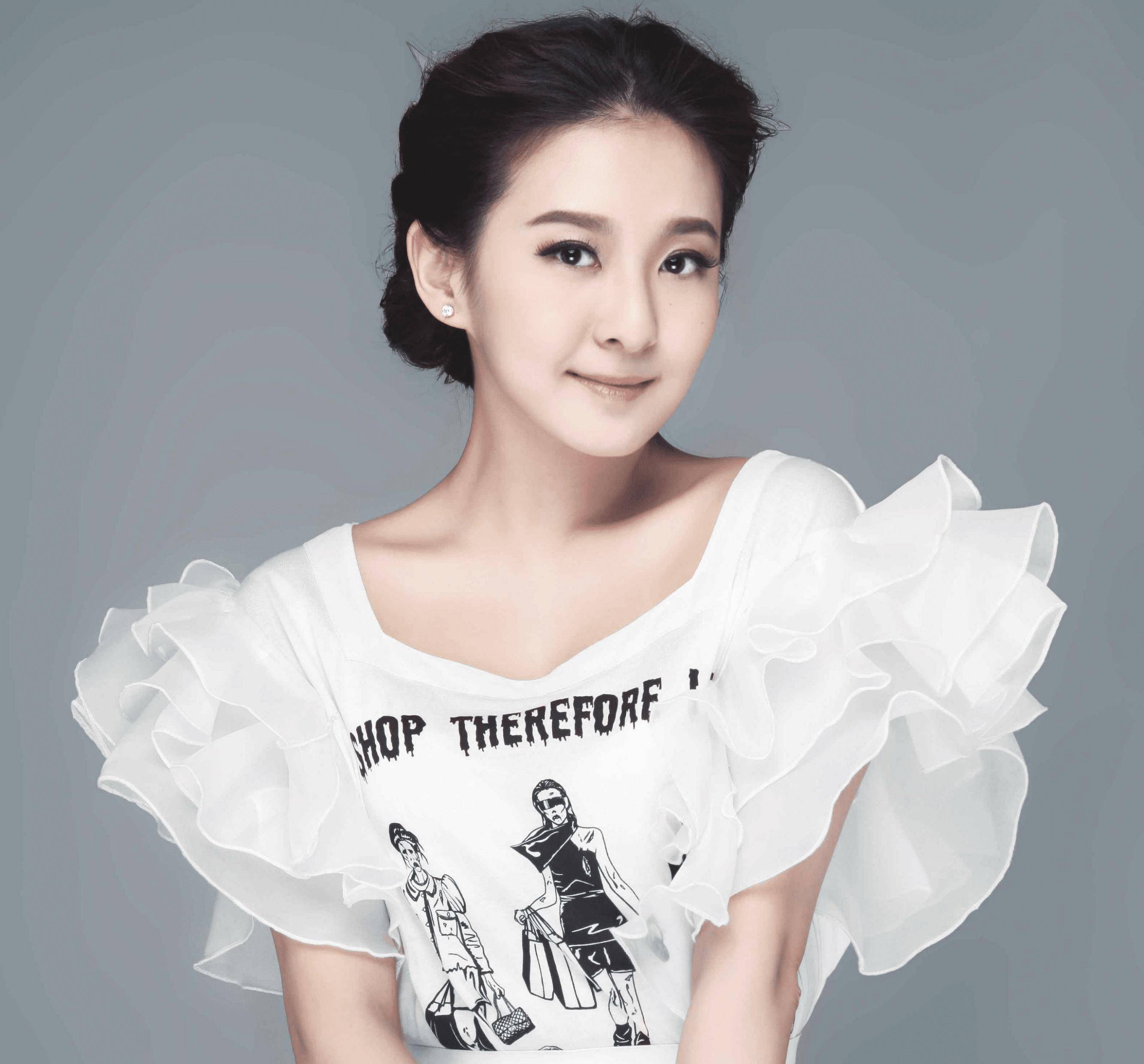 原创翁虹干女儿戴梦梦恋上大19岁已婚男醉酒后竟多次当街脱裙泄愤