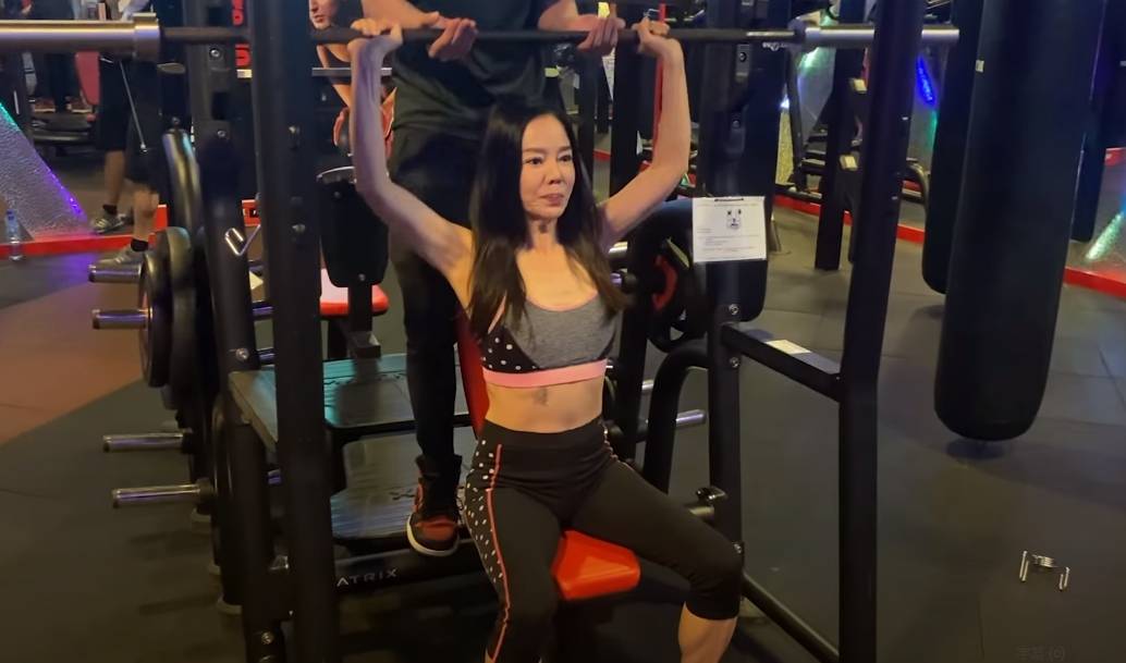这样58岁狄莺健身房狂练肌肉逆天身材惊呆网友