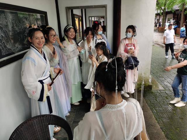 当日,一群穿着华美飘逸的汉服,妆容精致的小姐姐,小哥哥来到吴中第一