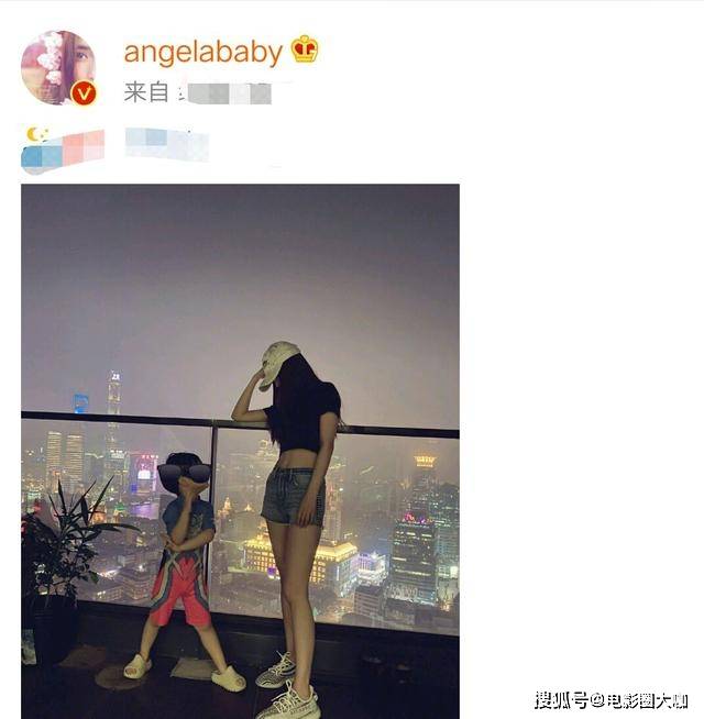 杨颖晒与小海绵合影照片中母子深情对视网友杨颖变了