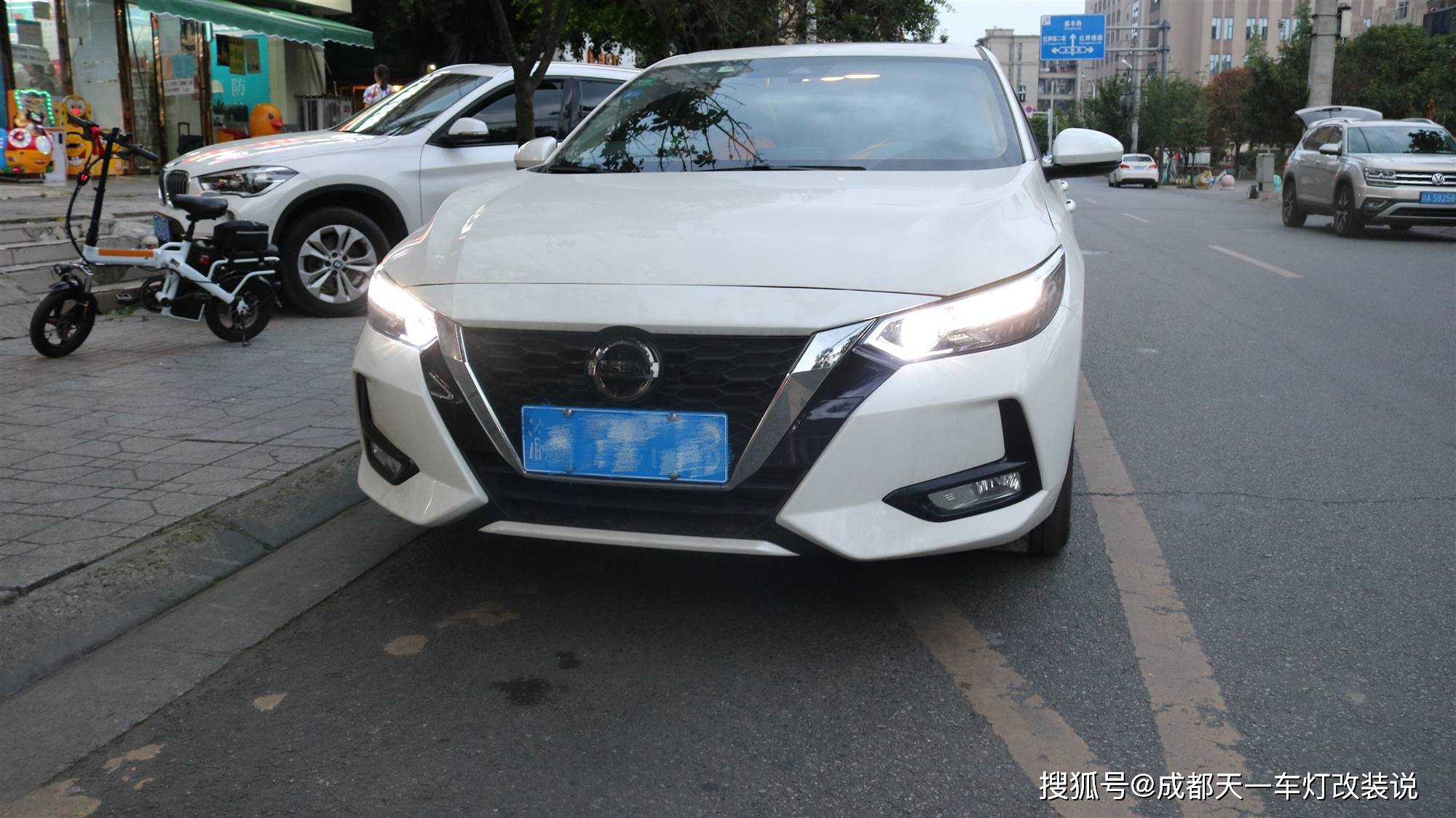 20款14代新轩逸原车远近光led大灯,不带透镜,灯光很散,铺路效果不是很