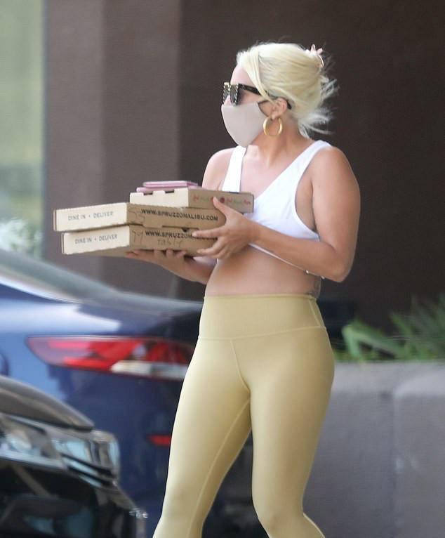 原创疏于身材管理的ladygaga肥了和男友出街小肚子十分抢镜