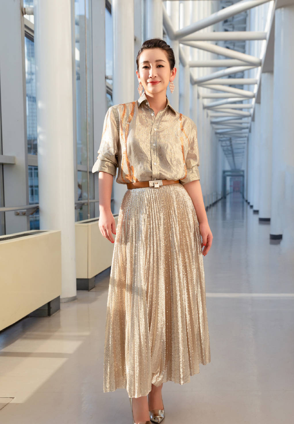 秦海璐美得真低调!穿黑色连衣裙走机场优雅大气,美得非常高级